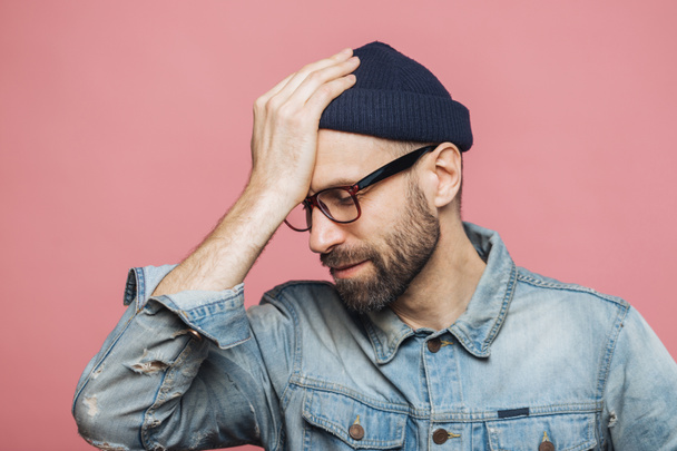 Horizontální portrét stresující stylový neoholený muž lituje s - Fotografie, Obrázek