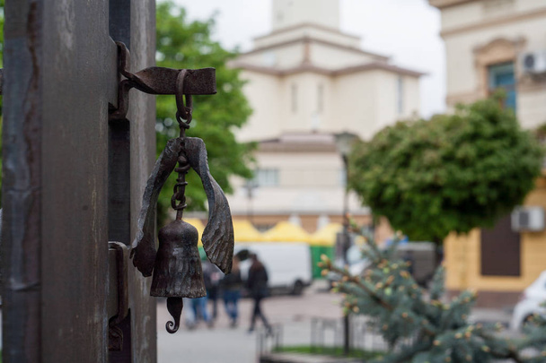 iwano- frankiwsk, Ukraine, schnitt die Eisenglocke aus. Schmiedekunst. - Foto, Bild