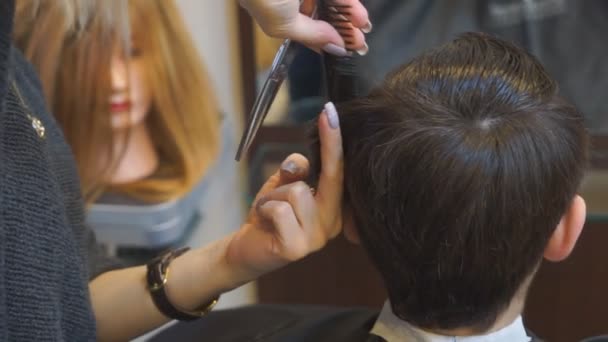 Hombre consiguiendo un corte de pelo por un peluquero. - Metraje, vídeo