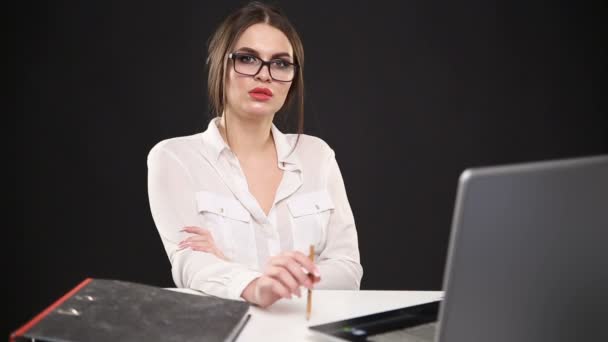 belle fille sexy en style d'affaires posant au bureau avec ordinateur portable
 - Séquence, vidéo