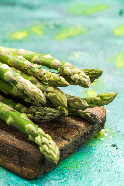 Fresh asparagus from farm to table - Foto, imagen