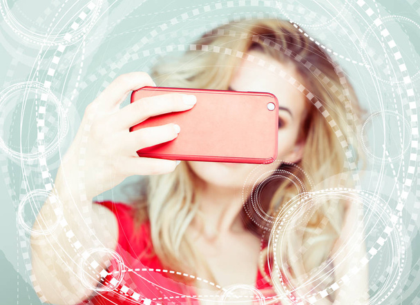 Mujer rubia haciendo foto selfie en smartphone
.  - Foto, Imagen