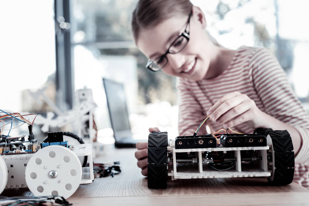 Akıllı Kız bardaklarda yeni robot makinede çalışan - Fotoğraf, Görsel