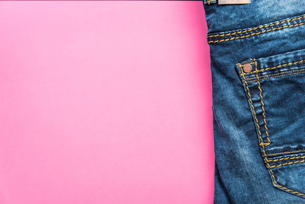 Niebieskie dżinsy na różowym tle pastel - Zdjęcie, obraz