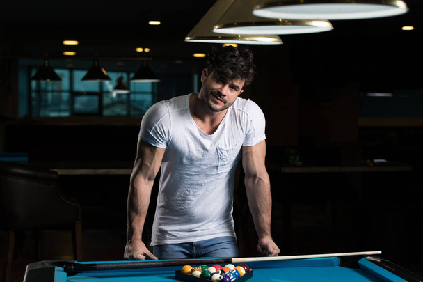 Male Pool Player - Valokuva, kuva