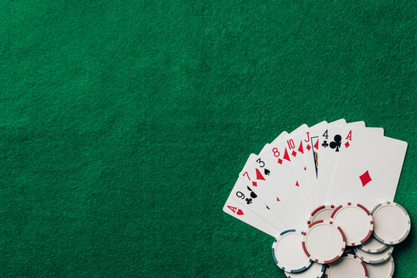 Koncepcja z karty i żetony na stół kasyno hazard - Zdjęcie, obraz
