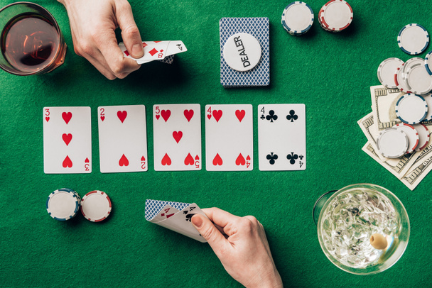 Homme et femme avec des cartes jouant au poker à table avec des boissons et des chips
 - Photo, image