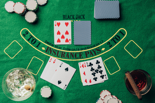 Concepto de juego con cartas y fichas en la mesa del casino
 - Foto, Imagen