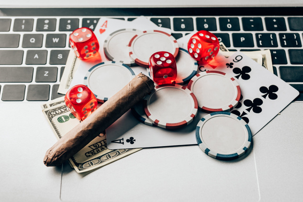A kocka és a szerencsejáték-zsetonokat a billentyűzet laptop - Fotó, kép