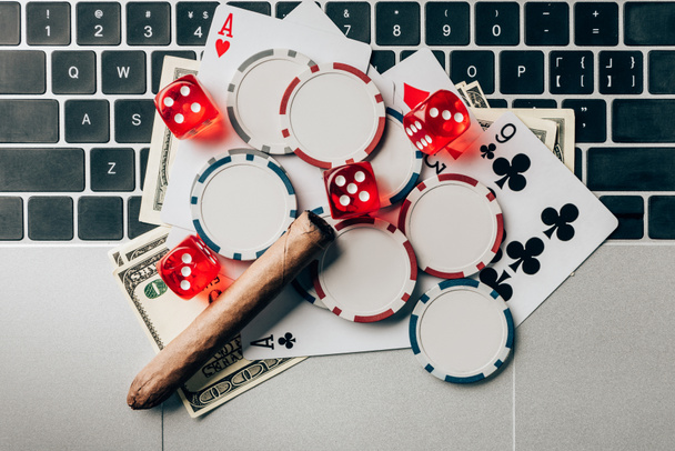 Online τυχερά παιχνίδια έννοια, με τσιπ και τα χρήματα για το laptop - Φωτογραφία, εικόνα