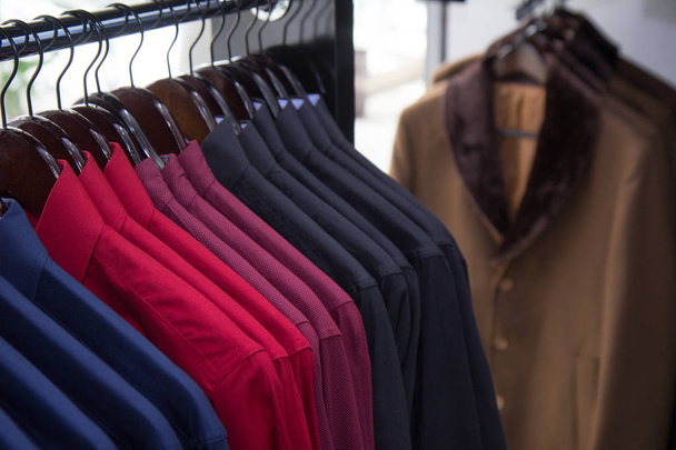 Een magazijn, winkel foto van veel shirts, meerkleurige, shop mode mannen kleding. - Foto, afbeelding