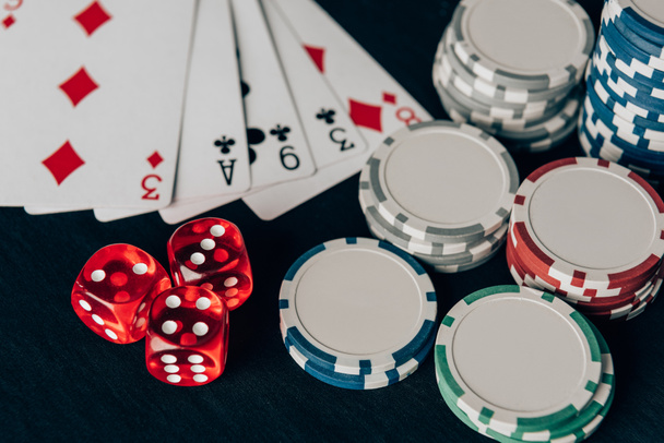 Pilhas de fichas com dados e cartas de jogo na mesa do casino
 - Foto, Imagem
