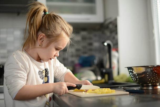 Little girl in kitchen - Фото, изображение