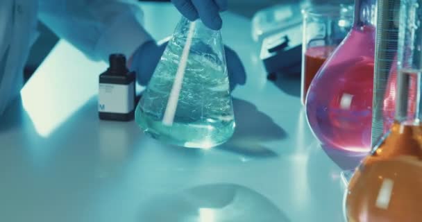 Movimento lento do laboratório Técnico mistura de produtos químicos em um laboratório
 - Filmagem, Vídeo