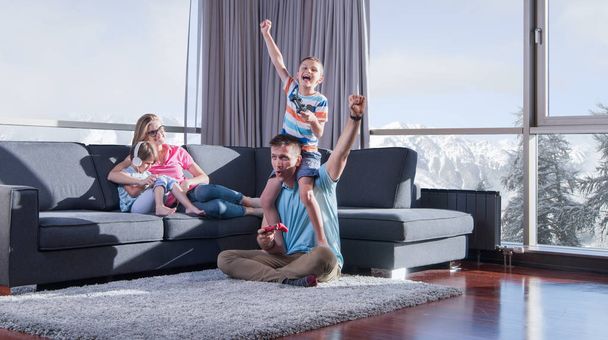 Boldog család. Apa, anya és gyerekek videojátékot játszanak Apa és fia videojátékoznak a padlón - Fotó, kép