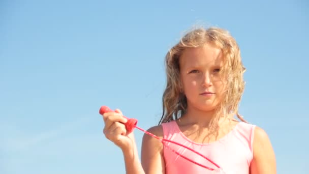 kis lány szappanbuborékok nyári ég - Felvétel, videó