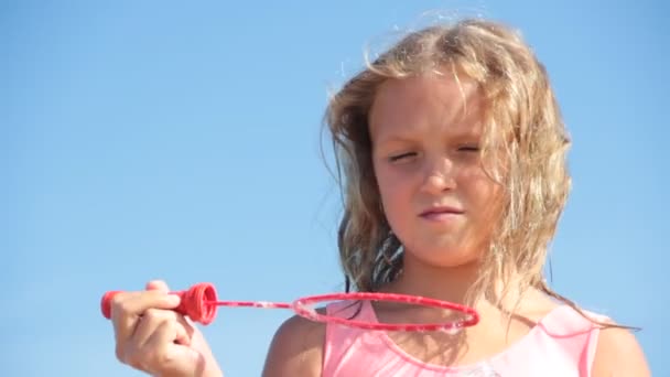 μικρό κορίτσι σαπουνόφουσκες καλοκαίρι ουρανό - Πλάνα, βίντεο