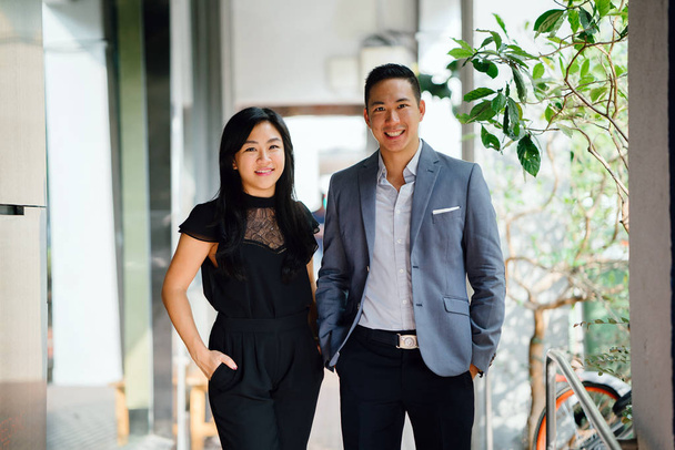 portrait de deux hommes d'affaires professionnels en Asie. L'homme et la femme sont tous deux habillés professionnellement
. - Photo, image