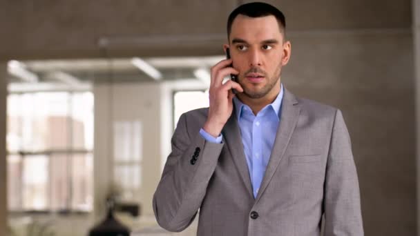 επιχειρηματίας καλεί smartphone στο γραφείο - Πλάνα, βίντεο