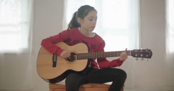 jeune fille jouer de la guitare et chanter
 - Séquence, vidéo