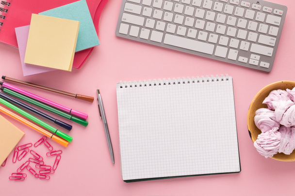 Σημειωματάριο σπιράλ σε ροζ φόντο, το top view - Φωτογραφία, εικόνα