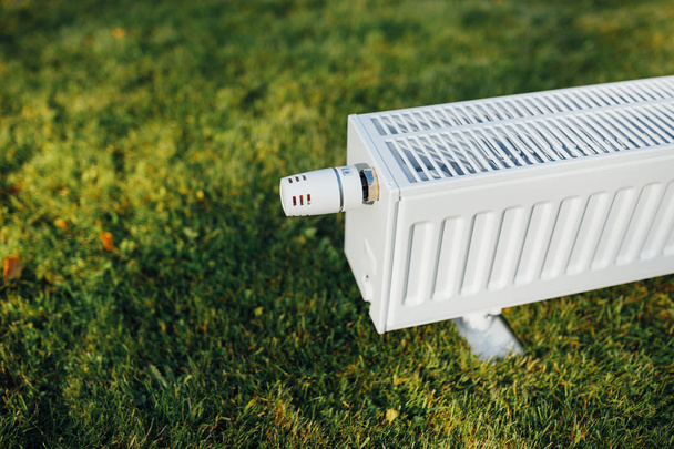 radiador no gramado verde, conceito de aquecimento ecológico
 - Foto, Imagem