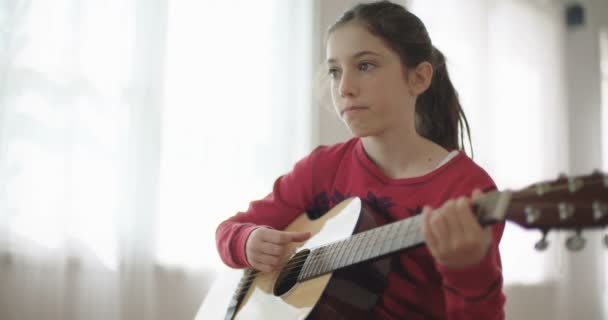 young girl playing guitar and singing - Footage, Video