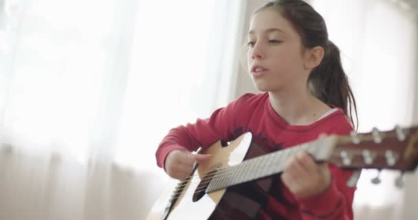 junges Mädchen spielt Gitarre und singt - Filmmaterial, Video