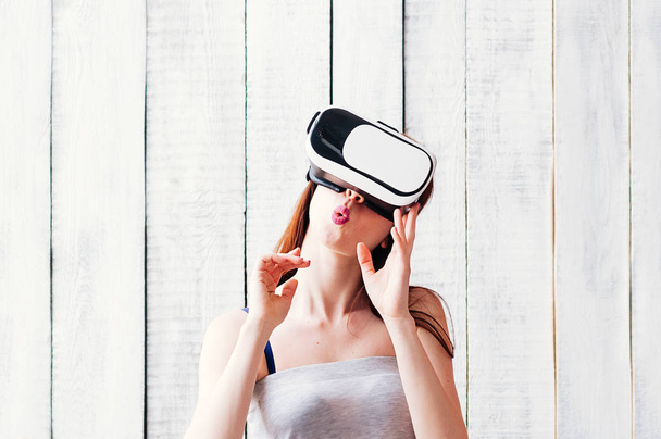Молода жінка в окулярах VR, тримаючись за руки,
 - Фото, зображення