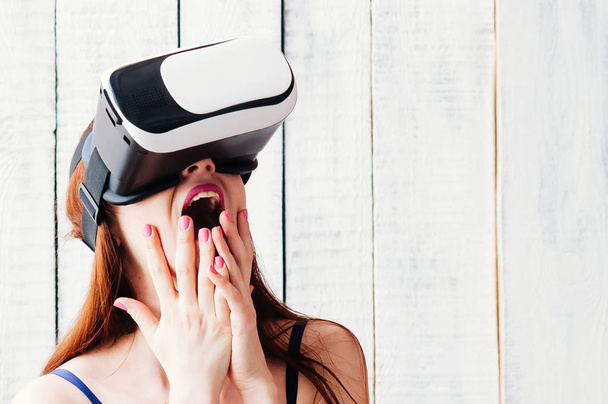 Красива дівчина в окулярах VR, схвильовано усміхнений, білий вулик
 - Фото, зображення