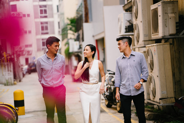 retrato de gente de negocios profesional caminando y hablando. Están profundamente conversando mientras caminan por una calle en una ciudad de Asia
 - Foto, Imagen