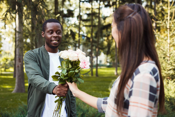 Hombre dando flores para su hermosa novia
 - Foto, imagen