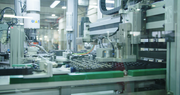 automatisierte Maschine in einer Produktionslinie - Filmmaterial, Video