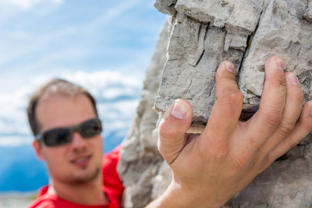 Vértes hegymászók kézzel megragadta a rock. - Fotó, kép