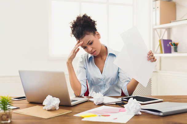 Mujer de negocios frustrada con dolor de cabeza en la oficina
 - Foto, imagen