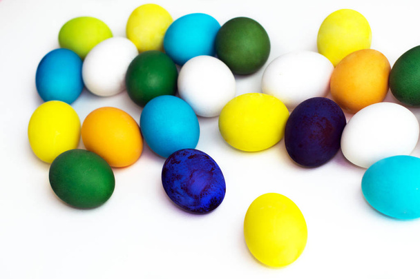 Oeufs colorés festifs de Pâques sur fond blanc. œufs jaune, bleu, vert et bleu, orange et violet
 - Photo, image