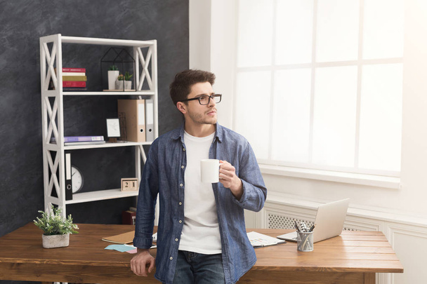 Pensivo jovem empresário tendo coffee break
 - Foto, Imagem
