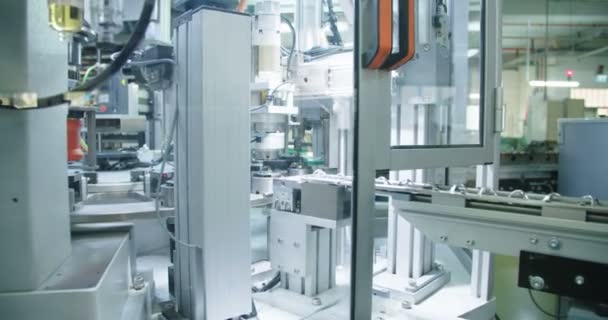 Automatizovaný stroj ve výrobní lince - Záběry, video