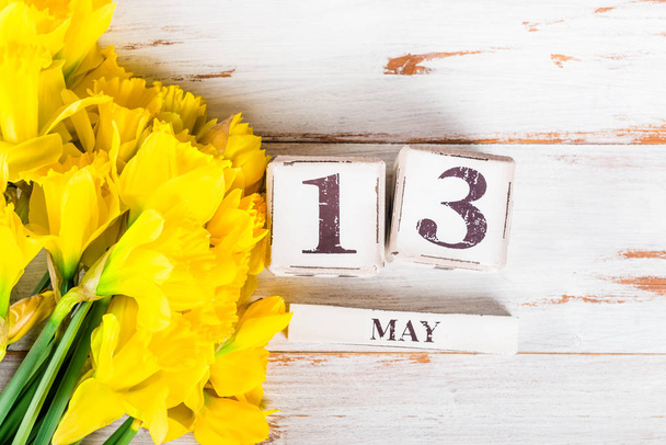 Wiosenne kwiaty i drewniane klocki z dzień matki Data, 13 maja,  - Zdjęcie, obraz