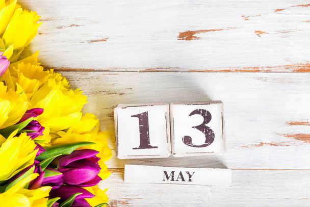 Tavaszi virágok és fadarabot az anyák napja a mai napig május 13,  - Fotó, kép
