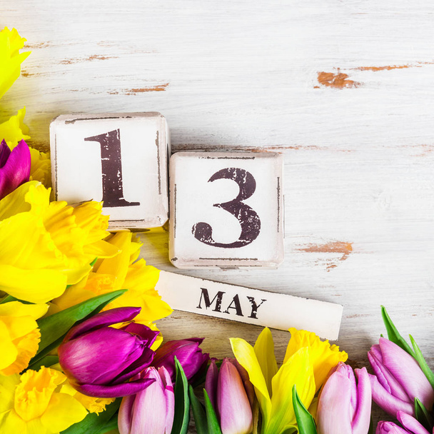 Flores de primavera y bloques de madera con fecha del día de las madres, 13 de mayo
,  - Foto, imagen