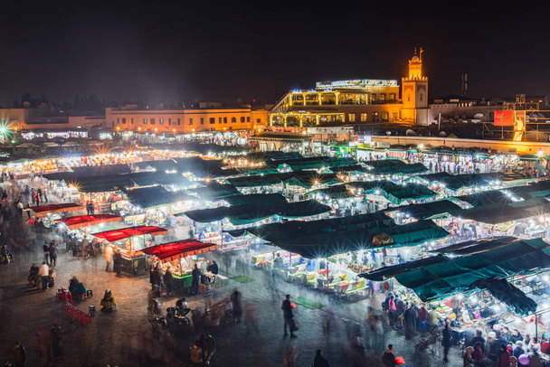 Gedrängte berühmte Markt in der Medina von Marrakesch, jamma el fna, marokkanischen - Foto, Bild
