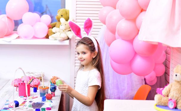 Happy easter with small girl paint eggs. - Foto, Imagen