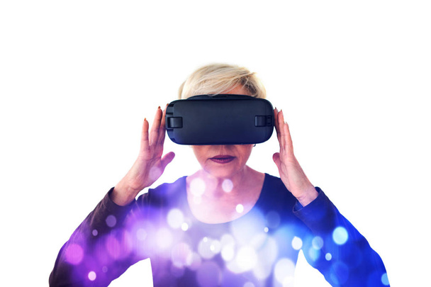 Una donna anziana con occhiali di realtà virtuale. Una persona anziana che utilizza la tecnologia moderna
. - Foto, immagini