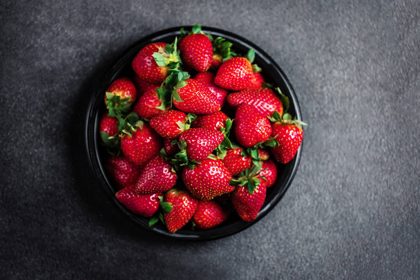 Heap of Red strawberries on plate - Foto, afbeelding