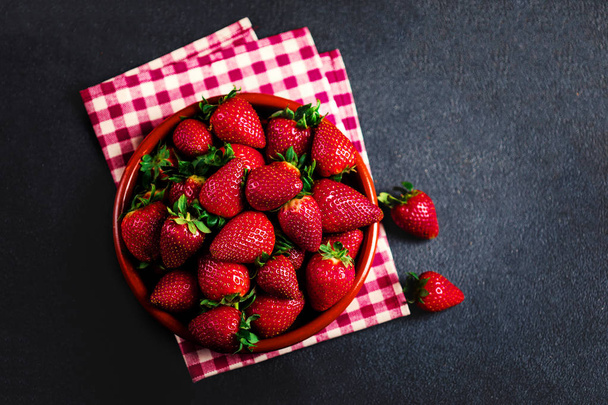 Heap of Red strawberries on plate - Foto, afbeelding