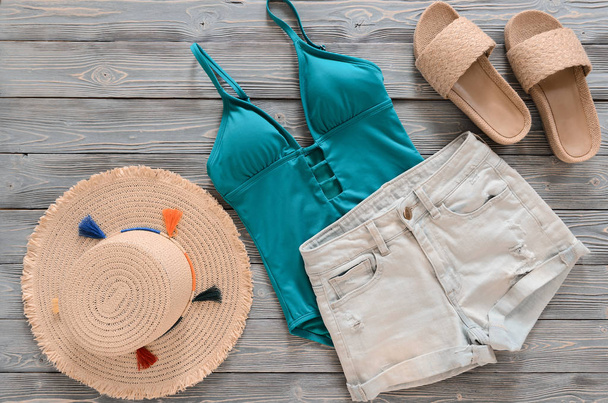 Женская одежда, аксессуары (джинсовые шорты, соломенная шляпа, купальник
, - Фото, изображение