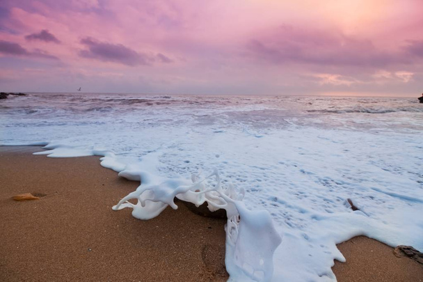 романтичний крупним планом фото Чорноморського узбережжя рядку з хвилею і жовтий пісок на початку грудня вранці з синього неба, покриті тендер рожеві хмари в Одесі, Україні - Фото, зображення