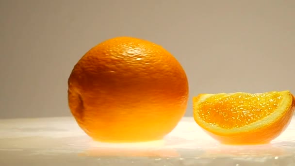 Orangenfrucht in Zeitlupe drehen - Filmmaterial, Video
