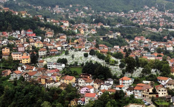 Vue aérienne depuis le parc commémoratif de Vraca sur Sarajevo, Bosnie-Herzégovine
 - Photo, image